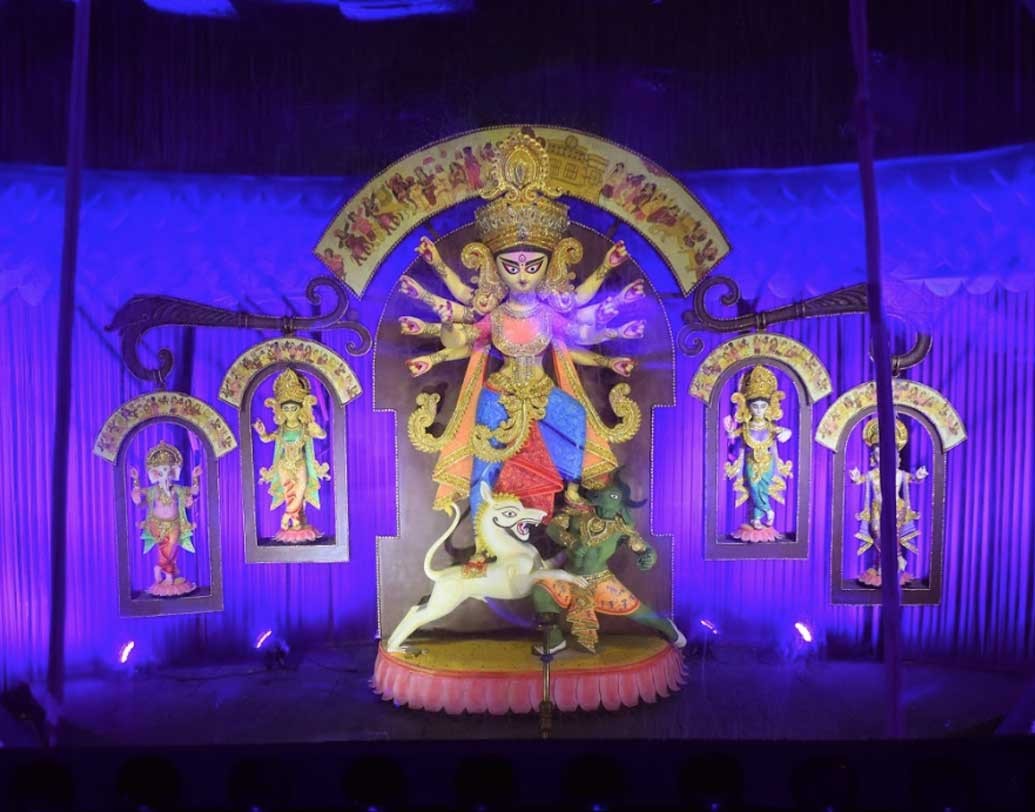 কুমোরটুলি পার্কের এ বছরের পুজো নজর কেড়েছে।