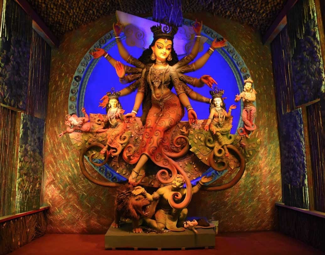 কুমোরটুলি সর্বজনীনের মণ্ডপ জুড়ে বাঁশের কারুকার্য।