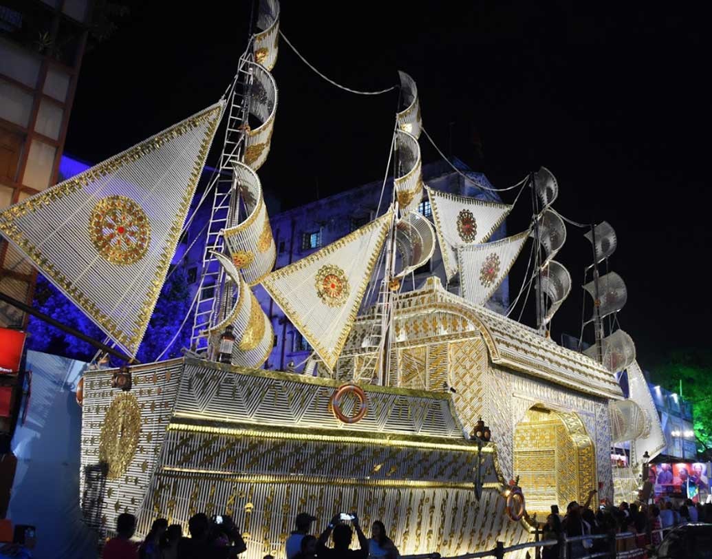 মণ্ডপ তৈরি হয়েছে জাহাজের আদলে।