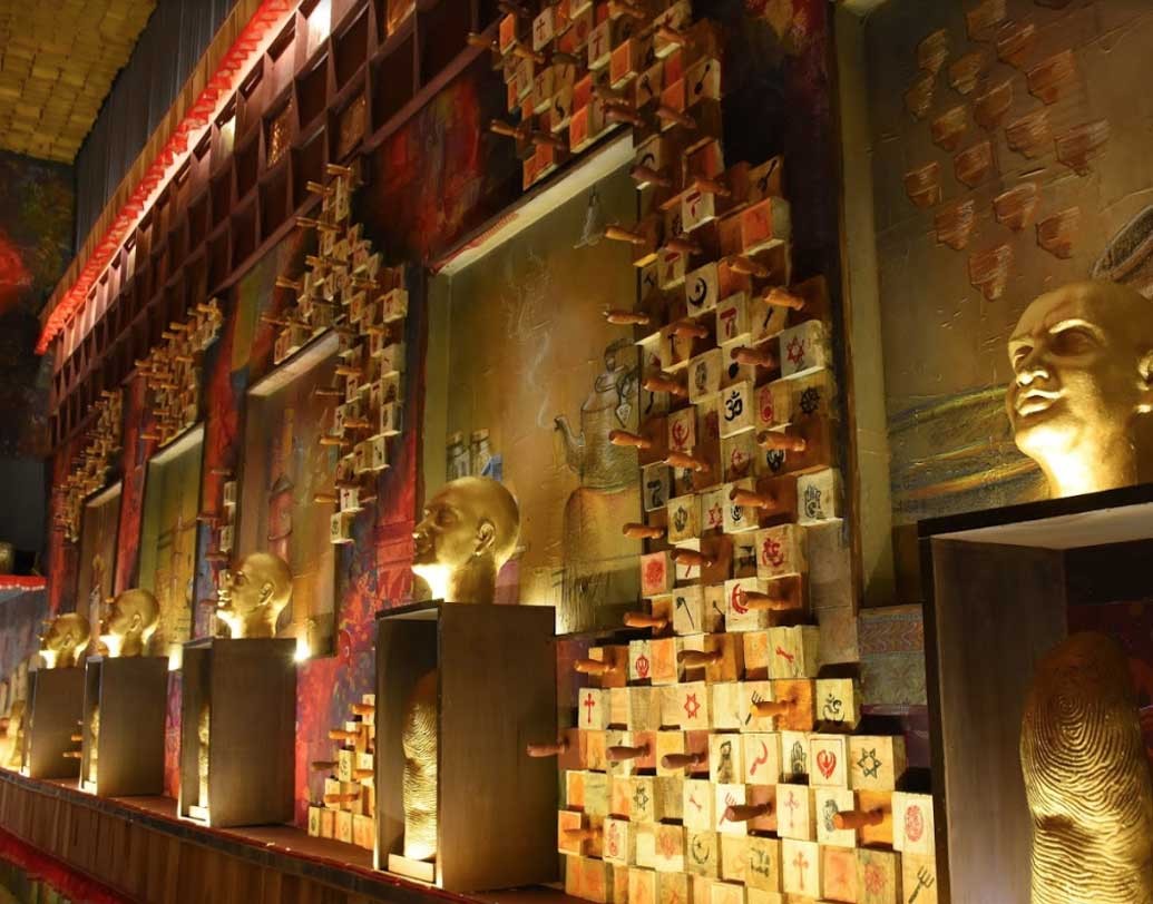 নলিন সরকার স্ট্রিটের মণ্ডপ তৈরি হয়েছে বস্তা দিয়ে।