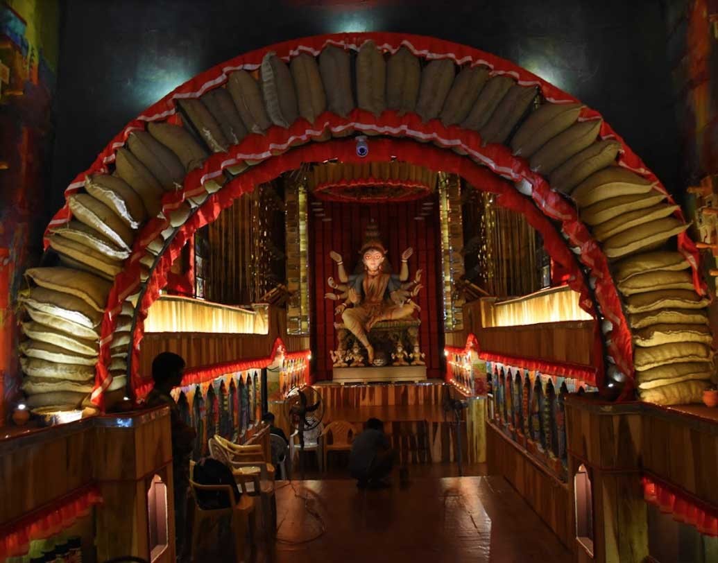 মণ্ডপে ভিড় জমতে শুরু করেছে পুজোর আগে থেকেই।