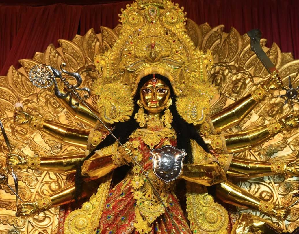 সন্তোষ মিত্র স্কোয়ারে প্রতিমা তৈরি হয়েছে সোনা দিয়ে।