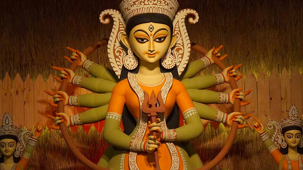 লকডাউনের প্রেক্ষাপটে খিদিরপুর ২৫ পল্লি সর্বজনীনের মণ্ডপে হাজির বিরাটাকার একটি ঝাঁটা।