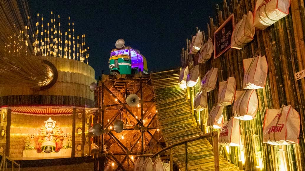 ঝাঁটা-ঝুড়ির শিল্পকর্মেই সেজেছে মণ্ডপ ও তার অন্দর। প্রতিমার সাজ আঞ্চলিক ধাঁচে।