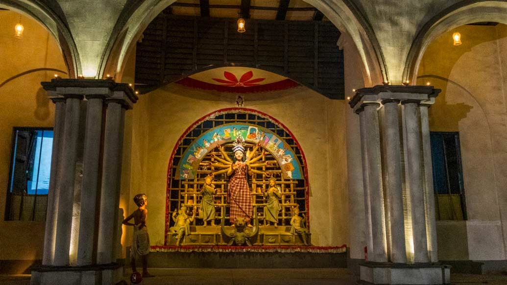 বাদামতলা আষাঢ় সঙ্ঘে থাকছে অপু-দুর্গার গল্প। পথের পাঁচালী গল্পের প্রেক্ষাপটেই মণ্ডপসজ্জা।