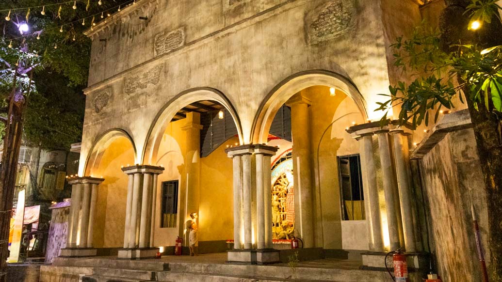 ঠাকুরদালানে অবাক চোখে অপু তাকিয়ে মা দুর্গার দিকে। যেন তার দিদির মতোই দেখায়।