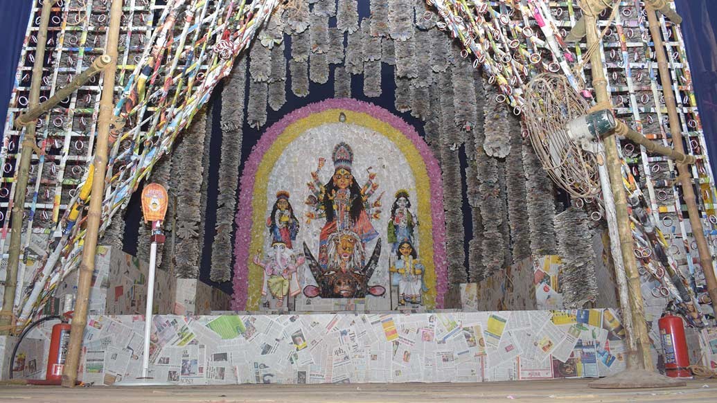 মণ্ডপ থেকে চালচিত্র- সব কিছু সেজে উঠেছে কাগজের শিল্পকর্মে।