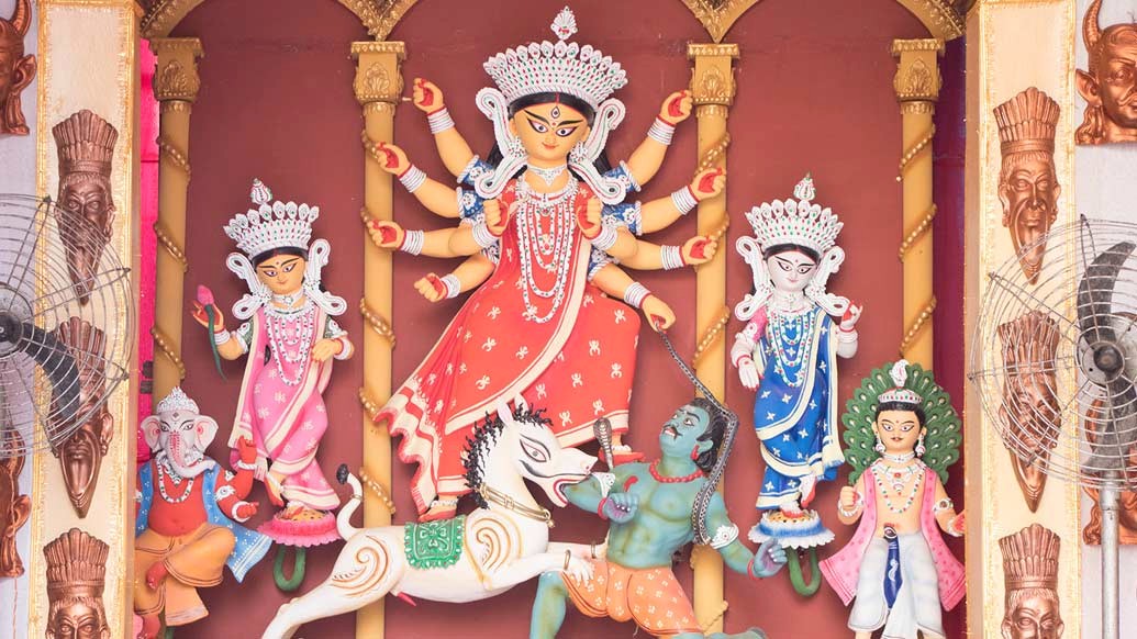 কাঁকুড়গাছি স্বপ্নের বাগানে এ বার অনাড়ম্বর পুজো। মণ্ডপ ঠাকুরদালানের ধাঁচে।