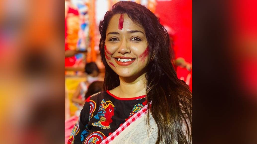 ডিজাইনার শাড়ি-ব্লাউজ। গয়না নেই একটাও। শুধু কপালে-গালে লেগে থাকা সিঁদুরের টানেই অনন্যা হয়ে উঠলেন জনপ্রিয় নায়িকা সোহিনী সরকার। সোনার বরণ কন্যের চোখে, হাসিতে লেগে রইল দুষ্টুমির ঝিলিক।