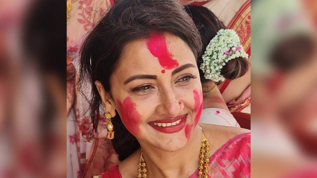 আর এক ব্যস্ত টিভি সঞ্চালিকা রচনা বন্দ্যোপাধ্যায়ের বিশ্বাস- মা দুর্গাই নিয়ে যাবেন সব দুঃখ-কষ্ট-দুশ্চিন্তা। লাল ঢাকাই, সোনার গয়নায় সেজে ইনস্টাগ্রামে বিজয়ার শুভেচ্ছাবার্তায় সেটাই জানিয়ে গেলেন তিনি।