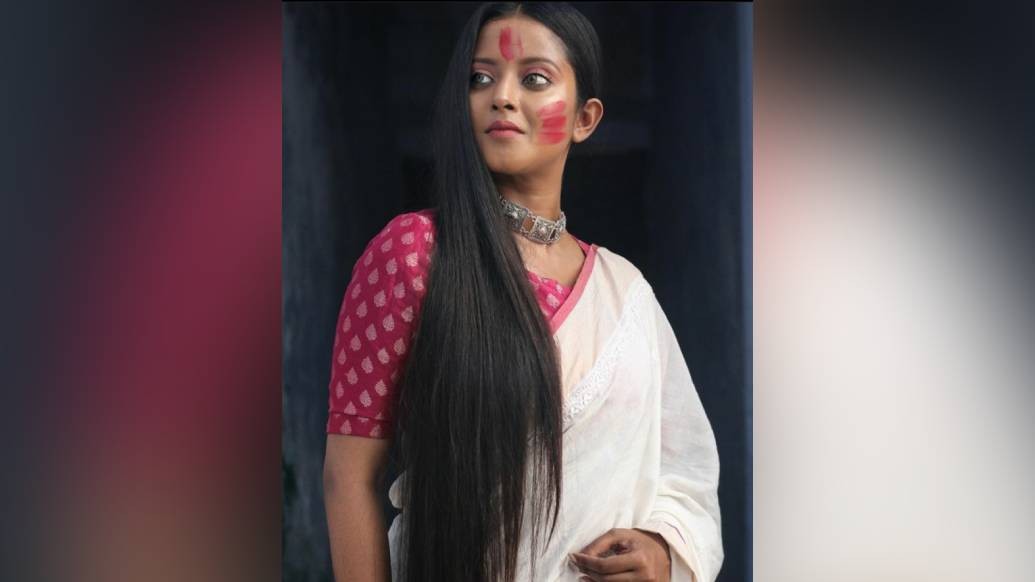 সরু লাল পাড় সাদা শাড়ি, রুপোর গয়নায় দশমী কাটালেন টলিপাড়ার পরিচিত মুখ শ্রুতি দাস। নেটিজেনদের জানালেন বিজয়ার শুভেচ্ছা।