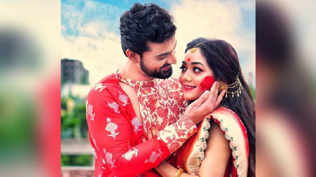 হবু বর রুদ্রজিতের সঙ্গে পুজো কাটল টেলিপর্দার চেনা মুখ প্রমিতা চক্রবর্তীর। জুটিতে মাতলেন সিঁদুরখেলায়। আদরে-সোহাগে মোড়া তেমনই এক মুহূর্ত ভাগ করে নিলেন সোশ্যাল মিডিয়ায়।
