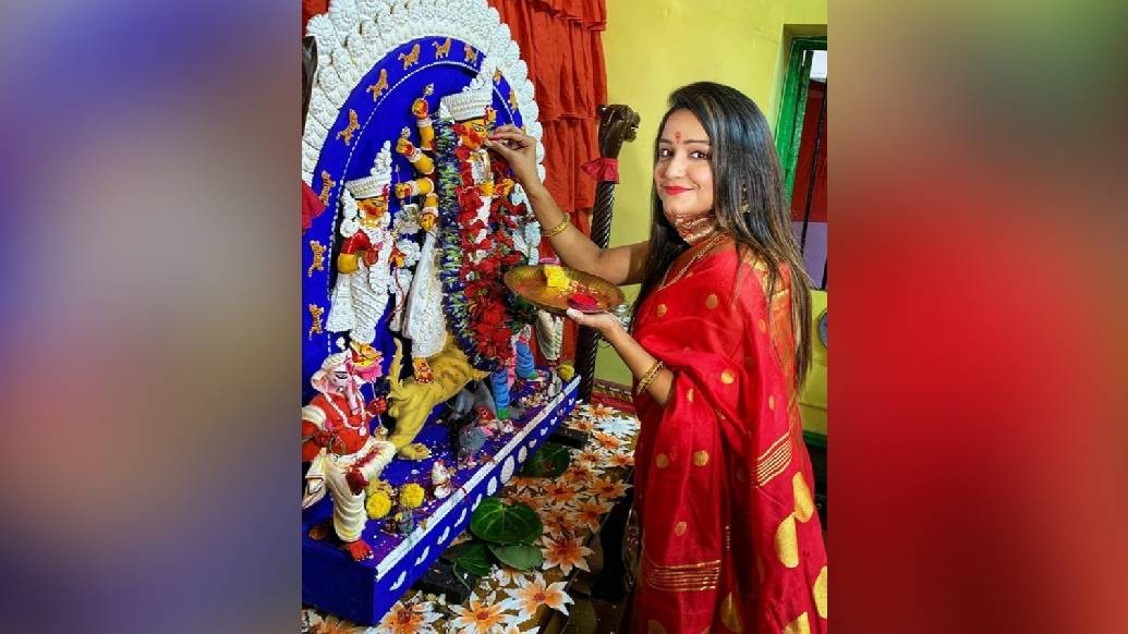 টুকটুকে লাল শাড়িতে রাঙা হয়েই নেটিজেনদের কাছে ধরা দিলেন আর এক পরিচিত তারকা সায়ন্তনী গুহঠাকুরতা। দশমীর সবটুকু আমেজ মেখে নিলেন প্রাণভরে।