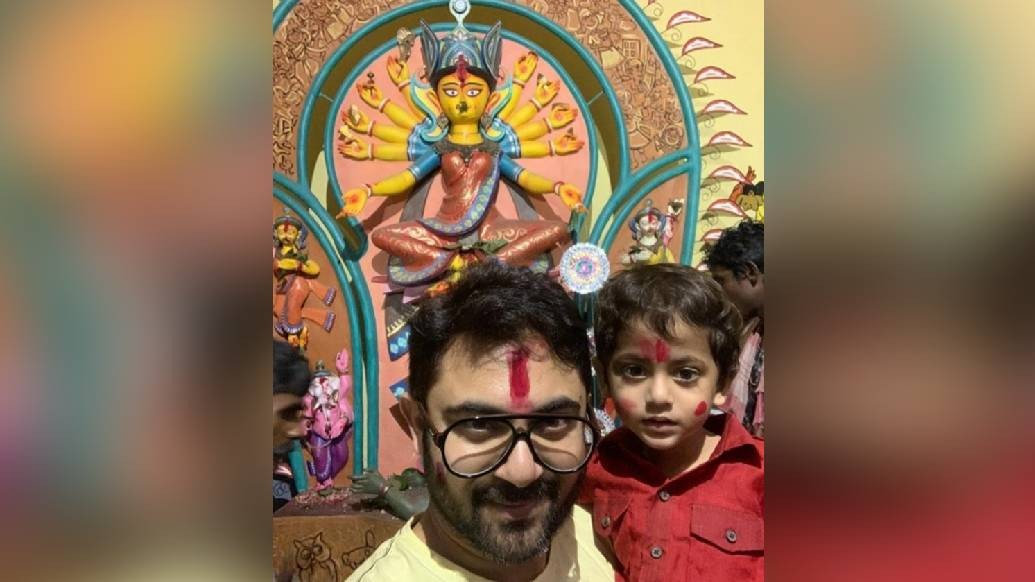 সিঁদুর খেলায় সামিল হলেন টিম সোহম। মানে সপুত্র নায়ক সোহম চক্রবর্তী। ইনস্টাগ্রামে বাবা-ছেলের সঙ্গেই সকলকে বিজয়ার শুভেচ্ছা জানাতেও ভুললেন না মোটেই।