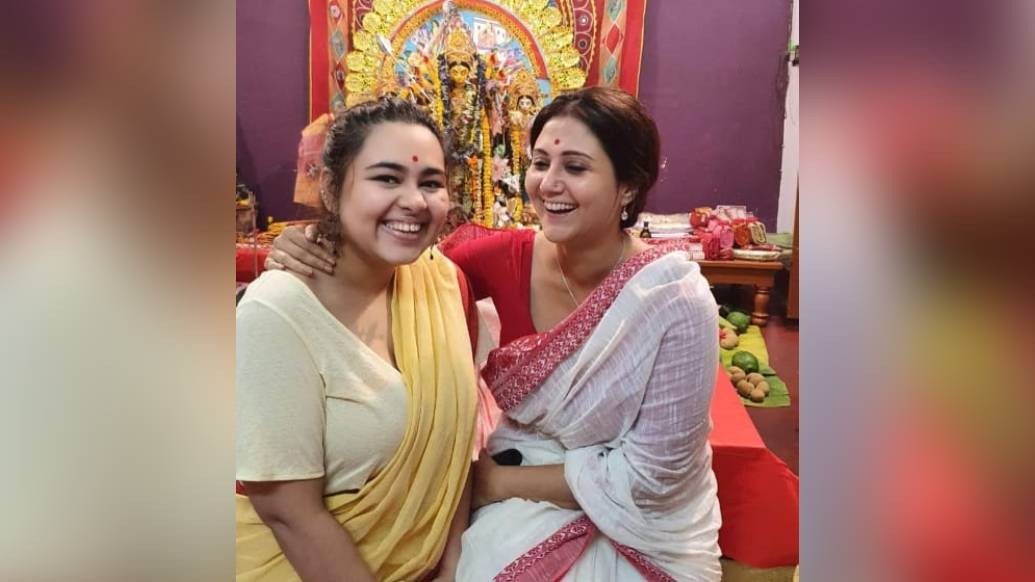 টলিপাড়ার গ্ল্যামকন্যে স্বস্তিকা মুখোপাধ্যায়ের কাছে এ বারের পুজোটা বড্ড বিষণ্ণতার। একে বাবা সন্তু মুখোপাধ্যায়কে হারানো, অন্য দিকে অতিমারীর এমন দুর্যোগ- সব মিলিয়ে এক সময়ে ভেবেছিলেন পুজোটা বুঝি হবেই না এ বছর। শেষমেশ নিজের মতোই কাটালেন শারদীয়ার দিনগুলো। আটপৌরে বঙ্গনারীর বেশেই বরণ করলেন মা-কে।