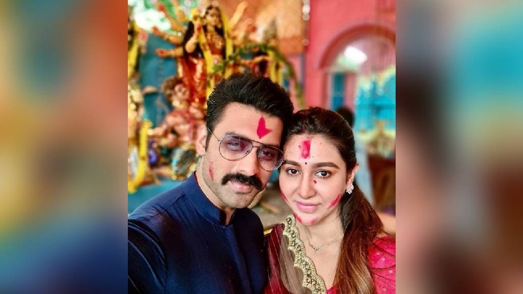 টেলিপর্দার আর এক জনপ্রিয় মুখ ঐন্দ্রিলা সেনের পুজো কেটেছে তারকা-বয়ফ্রেন্ড অঙ্কুশের সঙ্গেই। সিঁদুর খেলাতেও যে জুটিতেই দেখা মিলবে, তাতে আর সন্দেহ কী!