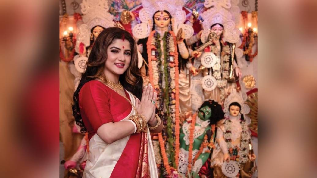 চওড়া লাল পাড় গরদের শাড়িতে, বড় সিঁদুর-টিপে, সোনার গয়নার ঝলমলানিতে ব্যস্ত নায়িকা শ্রাবন্তী যেন স্বয়ং মা দুর্গা! মৃণ্ময়ী মায়ের সামনে চিন্ময়ী রূপে দেখা দিলেন ইনস্টাগ্রামের পেজে।