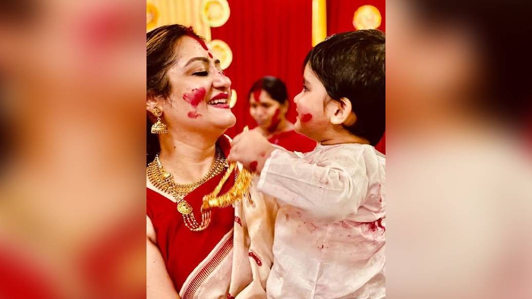 মায়ের কোলে চড়ে জমিয়ে সিঁদুর খেলল ছোট্ট আদিদেবও। রাজেন্দ্রাণী সাজে জনপ্রিয় টিভি সঞ্চালিকা, মা সুদীপা চট্টোপাধ্যায়ও আদরে-খুনসুটিতে মাতলেন খুদে পুত্রর সঙ্গে।