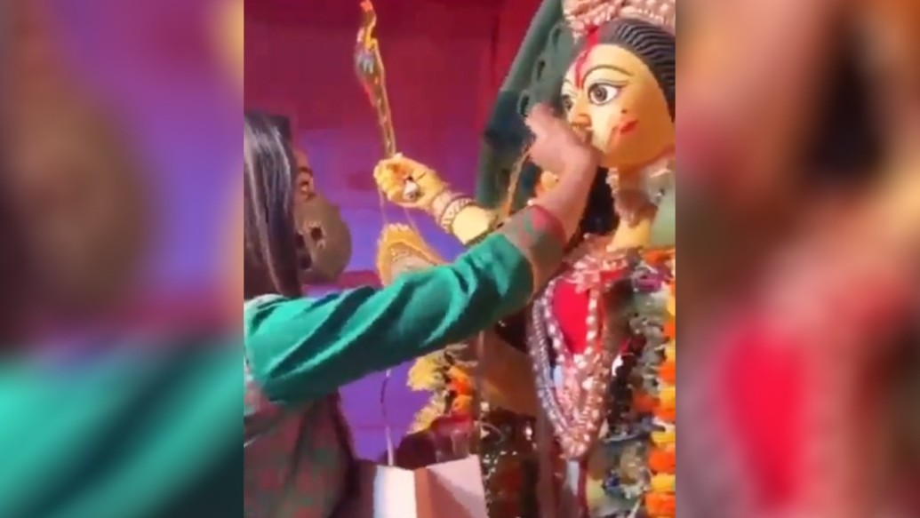 করোনা-আবহে মাস্কের আড়াল রেখেই মা দুর্গার বরণ সারলেন আর এক টলিকন্যে ত্রিধা চৌধুরী। ইনস্টাগ্রামে ধরা রইল সেই মুহূর্তটুকু। আর সেই সঙ্গেই মনে করিয়ে গেলেন, ‘আসছে বছর আবার হবে!’