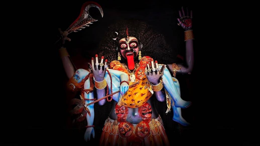 কালরাত্রির গায়ের বর্ণ রাতের মতোই নিকষ। চতুর্ভুজা দেবীর বাহন গাধা। কখনও আবার তিনি শবের উপর আসীন।