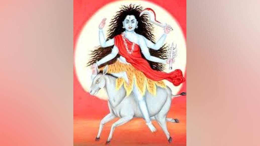 ত্রিনয়না দেবীর এক হাতে ধরা থাকে খড়গ। অন্য হাতের বজ্রমুঠিতে আবদ্ধ বিদ্যুৎ। 