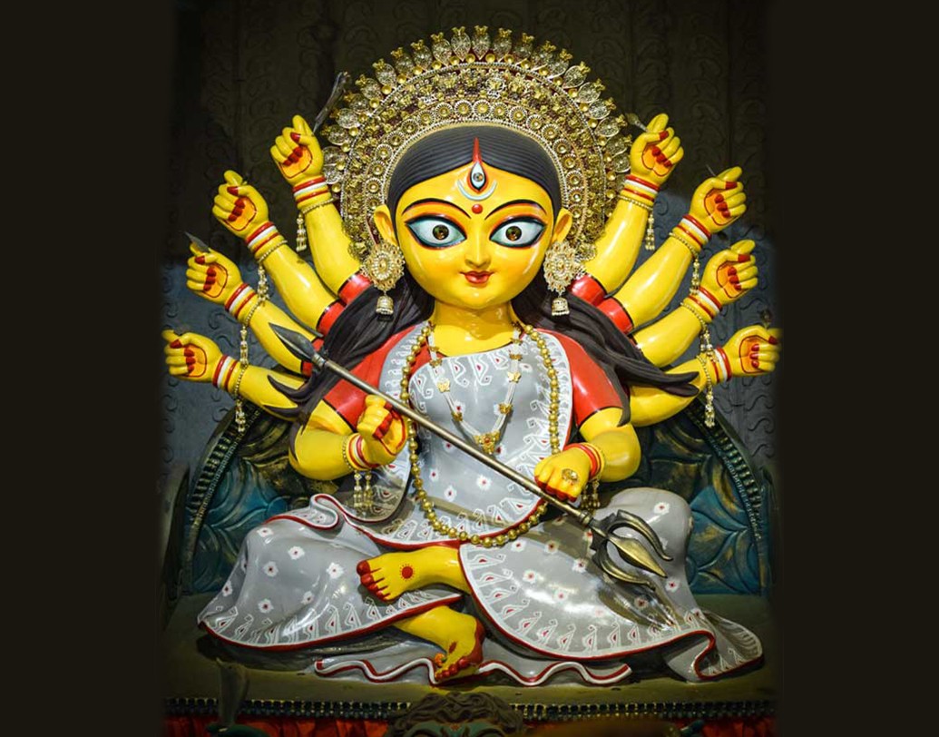 পাশ: জলাধিপতি বরুণদেবের শঙ্খ অর্পণের কথা বলা হয়েছে। তাঁর প্রধান অস্ত্র পাশ-ও দেবীকে অর্পণ করলেন বরুণদেব।