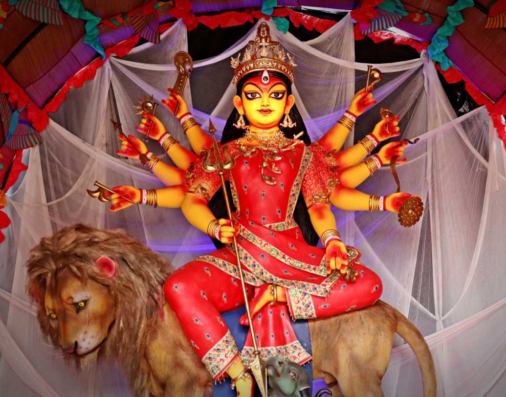 পরশু: বিশ্বকর্মা দেবীকে অতি নির্মল পরশু, নানাবিধ অস্ত্রসমূহ এবং অভেদ্য বর্ম অর্পণ করেন।