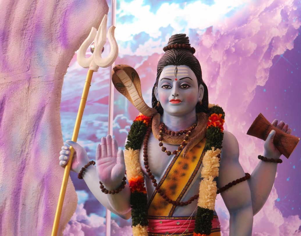 ত্রিশূল: ত্রিশূলধারী শিব স্বকীয় শূল থেকে দেবীকে ত্রিশূল সমর্পণ করলেন।