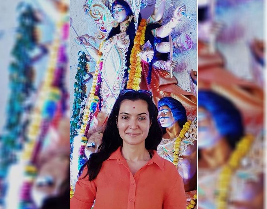 অর্পিতা এবং প্রসেনজিৎ চট্টোপাধ্যায়ের বাড়িতে ঘটা করে দুর্গাপুজো হয় প্রতিবারই। এবারেও সেই পুজোয় আনন্দে মেতেছিলেন অর্পিতা। দশমীর বিদায়বেলায় তিনিও ভক্তদের জানিয়েছেন বিজয়ার শুভেচ্ছা।