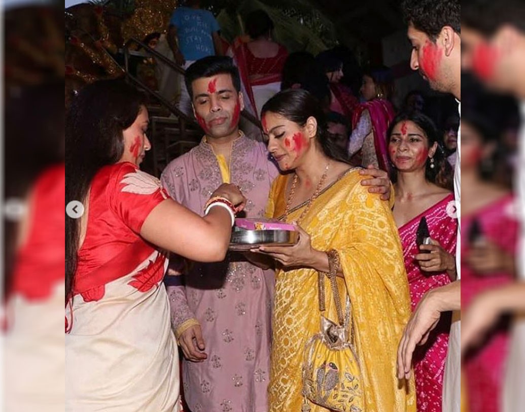 মুম্বইয়ের মুখোপাধ্যায় পরিবারের পুজো এবার পা দিয়েছিল পঁচিশে। সেই উপলক্ষে আয়োজনও ছিল বিস্তর। দশমীতে বাড়ির দুই মেয়ে রানি এবং কাজল সিঁদুর খেললেন চুটিয়ে। সঙ্গী পরিচালক কর্ণ জোহর, অয়ন মুখোপাধ্যায় প্রমুখ।