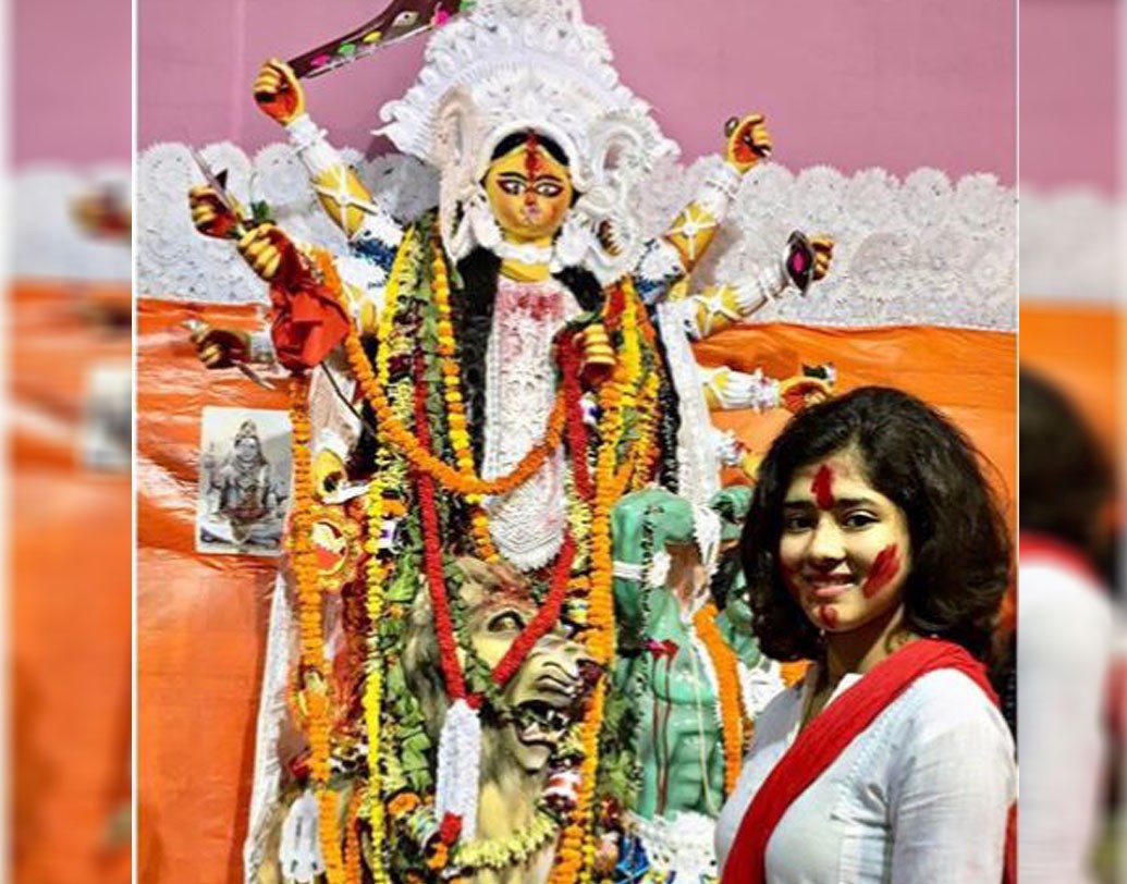 দিতিপ্রিয়াও বাদ যাননি। মেখেছেন সিঁদুর। পুজোর আনন্দ ভাগ করে নিয়েছেন পরিবারের সঙ্গে।