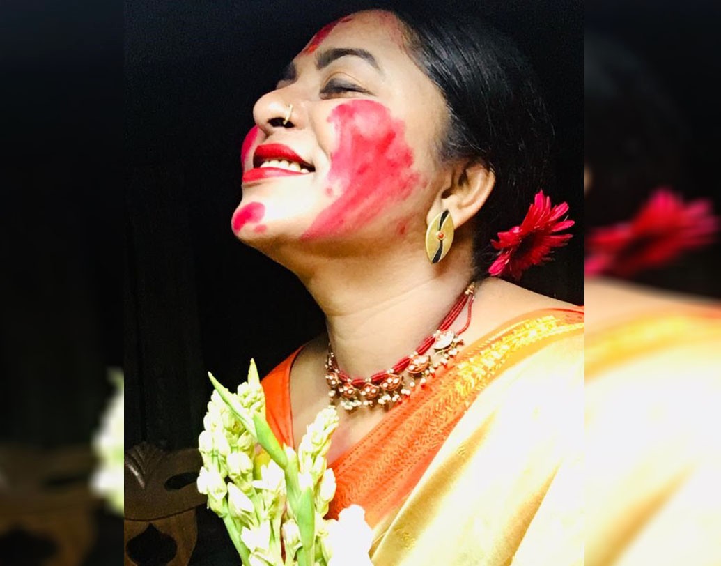 নবমীর নিশিতেই ওপার বাংলায় ফিরে গিয়েছেন ‘রাজলক্ষ্মী ও শ্রীকান্ত’ খ্যাত বাংলাদেশী অভিনেত্রী জ্যোতিকা জ্যোতি। কলকাতার পুজো জমিয়ে উপভোগ করে নিজের দেশেও সেই রেশ কাটেনি জ্যোতির। সোশ্যাল সাইটে শেয়ার করেছেন সিঁদুর খেলার ছবিও।