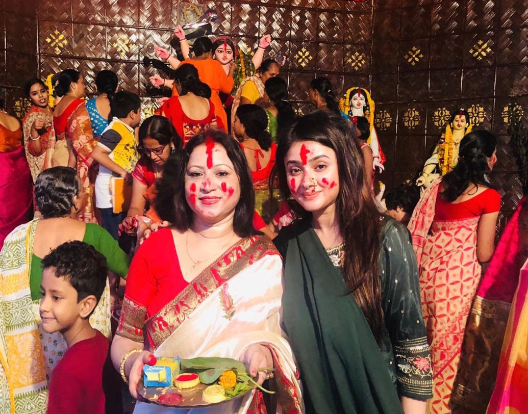 ‘ময়ুরপঙ্খী’ ধারাবাহিকের তিসাম ওরফে সোহিনী গুহ রায় পরিবারের সঙ্গে সিঁদুর খেললেন। ব্যস্ততার মাঝেই পরিবারের জন্য একটু সময় বার করে দেবীর কাছে সকলকে ভাল রাখার ইচ্ছেই কি জানালেন তিনি?