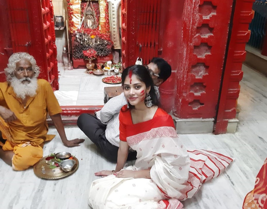 ‘দেবী চৌধুরানী’ ধারাবাহিকের কেন্দ্রীয় চরিত্র প্রফুল্ল অর্থাৎ সোনামণি সাহাও খেলেছিলেন সিঁদুর। বিজয়ার শুভেচ্ছা জানিয়েছেন সকলকেই।