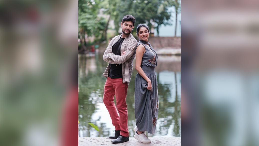 জমে উঠেছিল বিক্রম আর ইশার কেমিস্ট্রিও। প্রথমে অল্পস্বল্প জড়তা। কিন্তু দিন যত গড়াল, ততই জমে উঠল যুগলবন্দি। কাছাকাছি এলেন, বন্ধুত্বও হল। আর সেই ছবিই ধরা রইল আমাদের ক্যামেরায়।