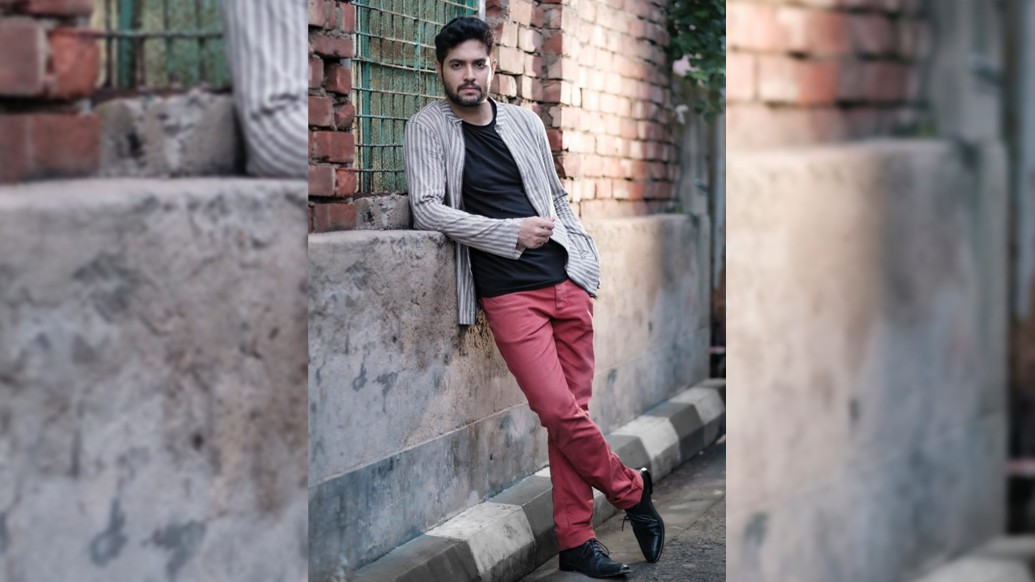 কী ভাবছেন? এ বার পুজোয় বিক্রম এবং ইশার মতো আপনিও কি ' ভোকাল' হবেন 'লোকাল'-এর জন্য? 
ডিজাইনার: অনুশ্রী মলহোত্র  এবং তথ্য সহায়তা: স্রবন্তী বন্দ্যোপাধ্যায়।