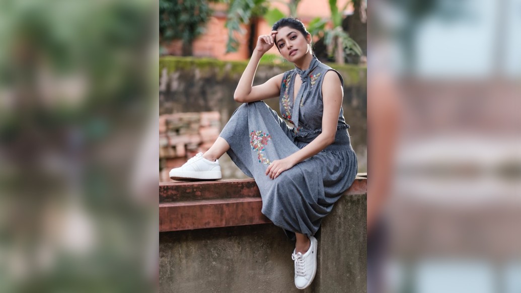 ইশার সঙ্গে মানানসই লুকে নজরকাড়া বিক্রমও। তাঁর জন্য বরাদ্দ ছিল ডাবল লেয়ারড লুক। কী রকম জানতে চান তো?