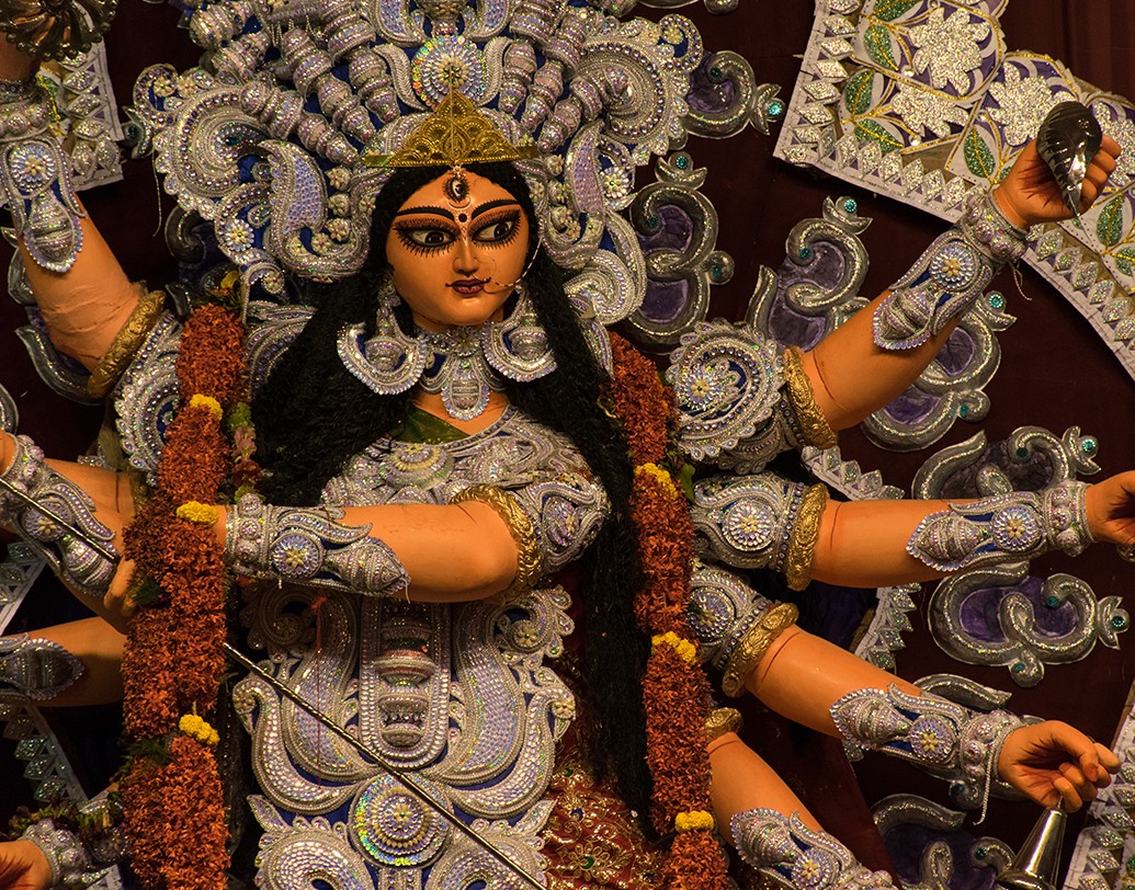 মায়ের আগমনের আগে এই সব জিনিস ফেলে দিলে দেখবেন সকল বিপদ সরে গিয়ে জীবন কত মসৃণ হয়ে উঠেছে।