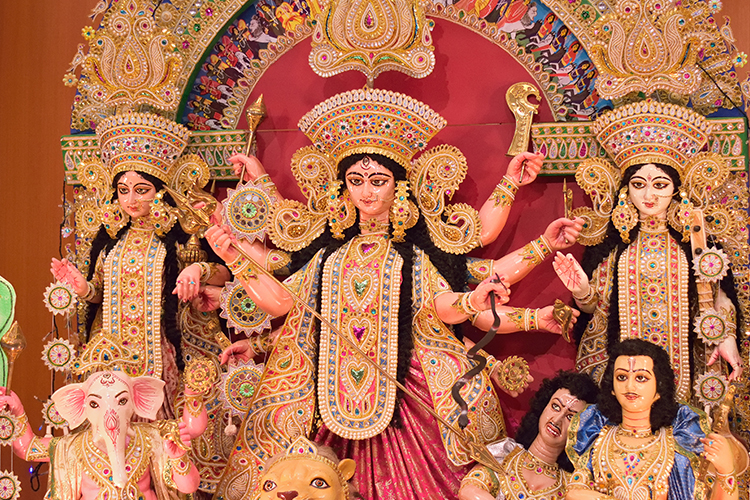 বাঙালির প্রধান উৎসব দুর্গাপুজো। এই পুজো আমাদের জীবনে নিয়ে আসে সুখ, স্বাচ্ছন্দ্য, আনন্দ। তবে পুজোয় যদি জীবনে বিপদ ডেকে আনতে না চান, তা হলে পুজো শুরু হওয়ার আগে অর্থাৎ ষষ্ঠীর পুজো শুরু হওয়ার আগে বাড়ি থেকে ফেলে দিন এই জিনিসগুলো। দেখে নেওয়া যাক কী কী জিনিস বর্জন করতে হবে।