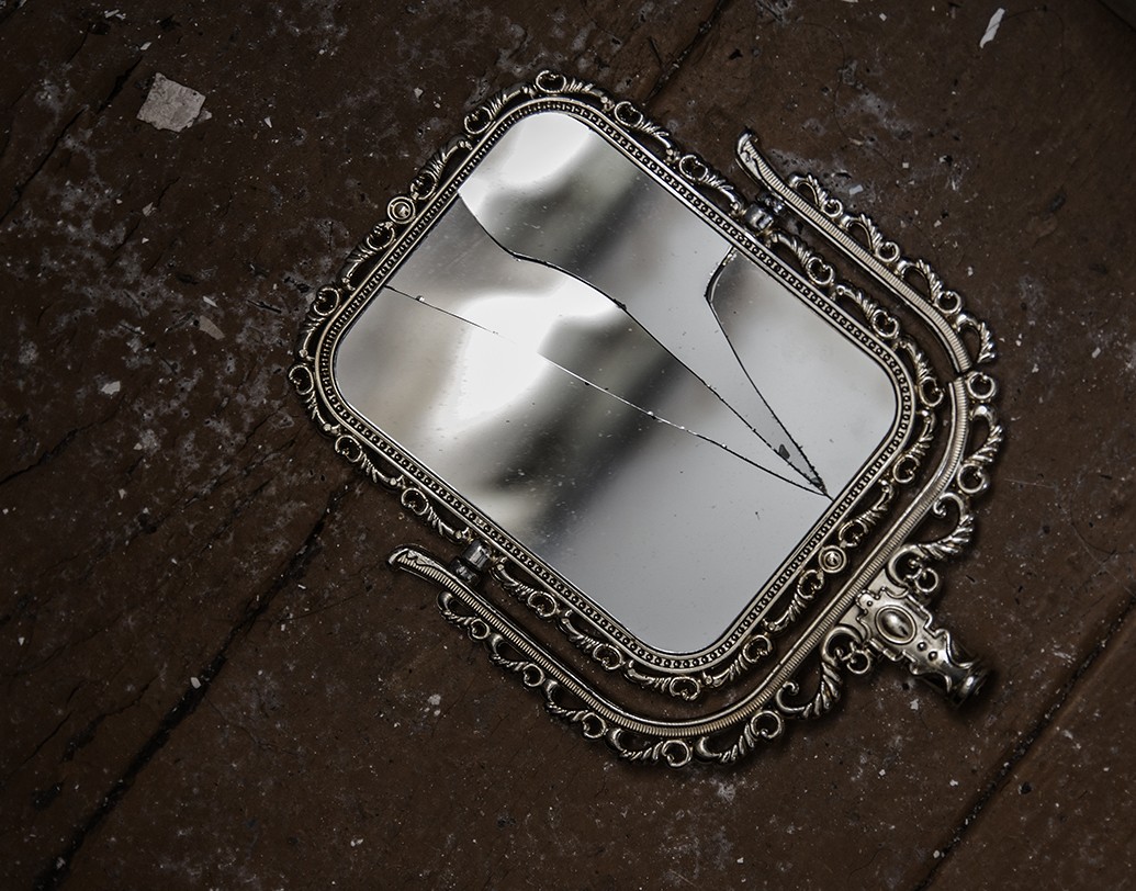 ভাঙা কাচ বা আয়না: বাড়িতে ভাঙা কাচ বা আয়না অশুভ লক্ষণের ইঙ্গিত দেয়। এটি আপনার অমঙ্গল সাধন করতে পারে। শীঘ্র ফেলে দিন।