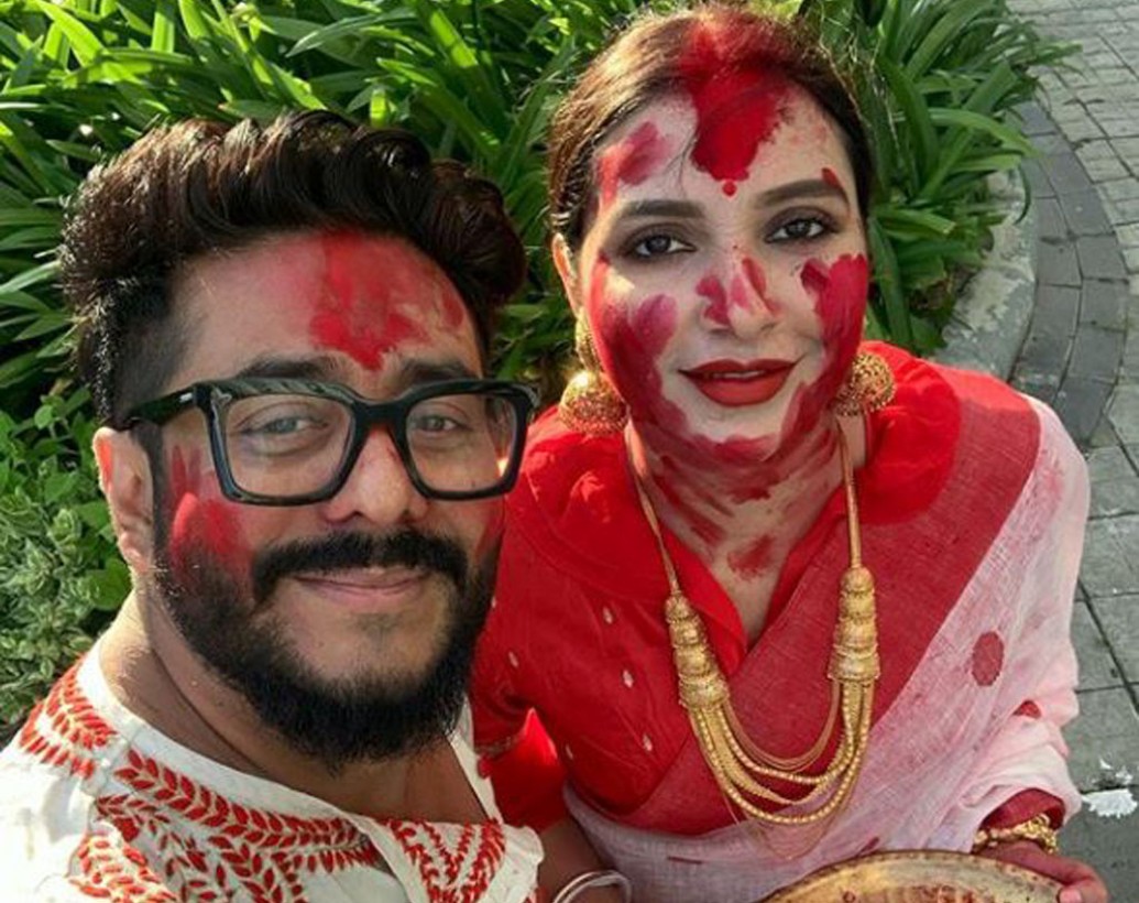 টলিউডের জনপ্রিয় জুটি রাজ-শুভশ্রী। গত বছর বিয়ের পর প্রথম বার একসঙ্গে সিঁদুর খেলেছিলেন এই তারকা জুটি। এ বছরও তাঁদের উৎসাহ ছিল তুঙ্গে।