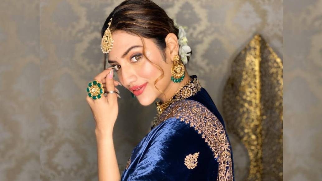 আর পুজোর প্রেম?  “পুজোর প্রেম তো পঞ্চমীতে প্রথম দেখা দশমীতে শেষ! ছোট ছোট ছেলেমেয়েদের দেখি পুজোয় বেরিয়ে মনের মতো কাউকে দেখলেই আড় চোখে বারে বারে দেখে।” তথ্য সহায়তাঃ উপালি মুখোপাধ্যায়; পোশাক: রঙ্গোলী; স্টাইলিং: স্যান্ডি; মেকআপ: বাবুসোনা সাহা; হেয়ার: শর্মিষ্ঠা মাঝি; ফটোগ্রাফার: সোমনাথ রায়; ব্যবস্থাপনা: অভিষেক।