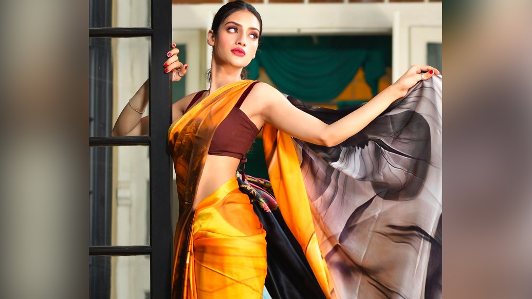 “আমার চোখে এ বারের পুজো আসল পুজো। ধৈর্যের পুজো, অন্তর দিয়ে মাকে ডাকার পুজো। কারণ, এই পুজো, এই পরীক্ষায় উতরোতে পারলে বধ হবে করোনাসুর। দেবী দুর্গার কাছে শুধুই সুস্থতা কামনা করা যায় না?” বলছেন নুসরত। তাঁর কাছে শাড়ি মানেই রঙ্গোলী। দেশ-বিদেশের বিভিন্ন ধরনের শাড়ির সম্ভার রয়েছে এখানেই।