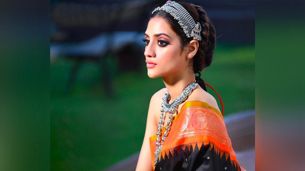 বড় হয়ে, গ্ল্যামার আর পরিচিতির আলোয় পাল্টেছে অনেক কিছুই। পায়ে হেঁটে প্যান্ডেল ঘোরা হয় না আর। “হাঁটতে হাঁটতে নতুন জুতোয় পায়ে ফোস্কা। কী জ্বালা, কী ব্যথা! সেটাও এখন মিস করছি। তবে হ্যাঁ, রাজনীতিতে এসে চারপাশটা বদলেছে ঠিকই। আমি একই আছি। পুজো নিয়ে উত্তেজনাও মোটেই কমেনি,” মুচকি হাসেন সুন্দরী সাংসদ।