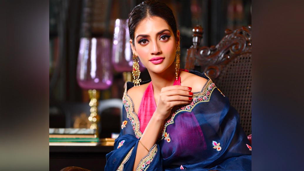 পুজোর বিচারক, উদ্বোধন, অনুষ্ঠান থেকে এ বছর শত হস্ত দূরে থাকার প্ল্যান। বললেন, “কোনও প্যান্ডেলে এবছর আমায় কেউ দেখতে পাবেন না। না ঢাক বাজাতে, না সিঁদুর খেলতে। আমাকে চোখের দেখা দেখতে গিয়ে মানুষ অসুস্থ হয়ে পড়বেন, একেবারেই কাম্য নয়। উদ্বোধনে গিয়ে সবাইকে দূরে সরিয়ে রাখব, সেটাও পারব না। তার চেয়ে আমিই বরং দূরে থাকি এ বছর।”