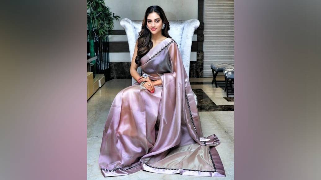 তবে বসিরহাটের মানুষদের সঙ্গে দেখা করতে অবশ্যই যাবেন। আশীর্বাদ নেবেন, হয়তো হাতে তুলে দেবেন পুজো উপহারও এবং সবটাই করোনা সতর্কতা মেনে। জানালেন বসিরহাটের সাংসদ নুসরত নিজেই। সেই সঙ্গেই করলেন অনুরোধ- “ডিজাইনার পোশাকের সঙ্গে একটি করে ডিজাইনার মাস্কও থাক। আপনি স্টাইলিশ, সুরক্ষিতও। পকেটে মানিব্যাগের পাশাপাশি থাকুক স্যানিটাইজারের ছোট্ট বোতল।”