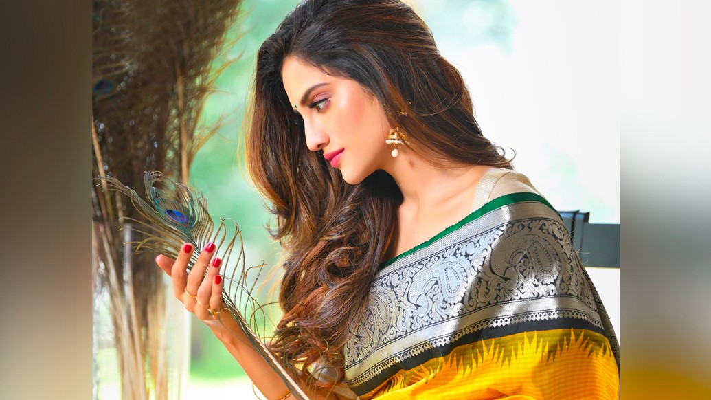 তাঁর মতে, ভিড় না বাড়িয়ে সবাই সংযত থাকলে হয়তো আগামী বছর করোনা মুক্ত পুজো হবে আবার শহর জুড়ে। তবে এ বছর মা দুর্গার কাছে আরও একটা জিনিস চান নুসরত- সমস্ত নেগেটিভিটি সরে যাক সবার মন থেকে। ইতিবাচক মন নিয়ে নতুন করে জেগে উঠুক মানবতা বোধ।