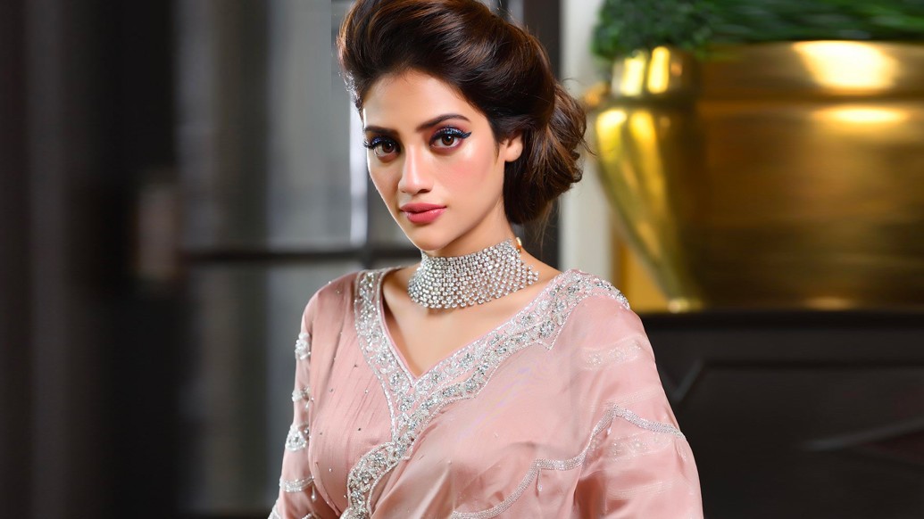 নিজের জন্য কী থাকছে? লন্ডনে শুটিং-এর চাপে এখনও নিজের জন্য কিচ্ছু শপিং হয়নি। আশায় আছেন, বাড়ির লোক নিশ্চয়ই কিছু দেবেন ঠিক। “নিখিল ইতিমধ্যেই অবশ্য আমার পুজোর যাবতীয় নতুন শাড়ি, ড্রেস বেছে গুছিয়ে রেখেছে। সেরাগুলো অষ্টমীতে পরব, বরাবরের মতো। সকালে এথনিক কিছু, রাতে গর্জাস...” বললেন গ্ল্যাম-কন্যে।