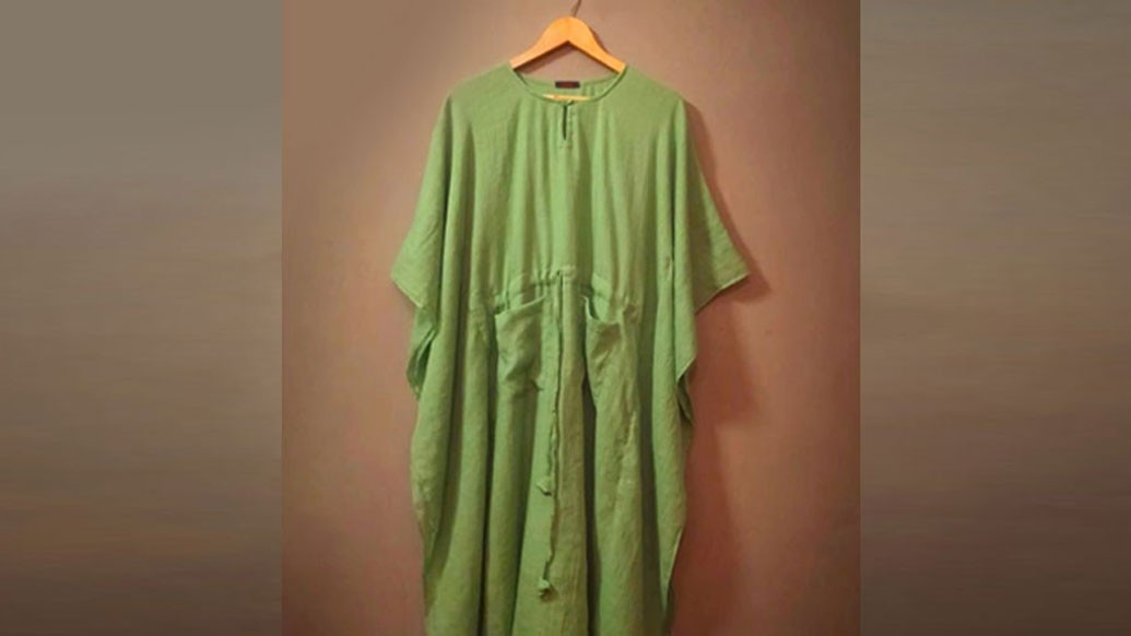 কাফতান নাইটি যেখানে অনেকটাই লম্বা হয়। সেখানে গোড়ালি বা হাঁটু অবধি করা হয়েছে এই পোশাক।