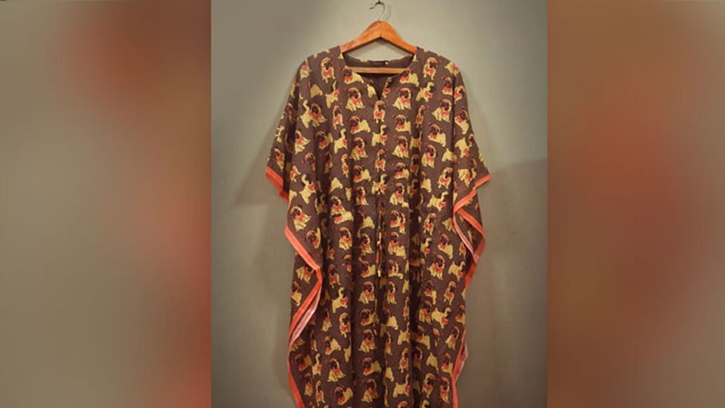 কাফতান যেহেতু লম্বা ঝুলের, বিশেষত হাতার দিকেও ঝুল থাকে, তাই হাতে অনেক গয়না পরার দরকার নেই। তবে কাফতানের হাতার ঝুল ছোট হলে, হাতে গলিয়ে নিতে পারেন ব্যাঙ্গল।